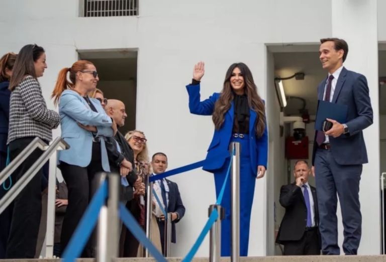 Η πρώτη συνάντηση της Κίμπερλι Γκίλφοϊλ με το προσωπικό της Αμερικανικής πρεσβείας στην Ελλάδα