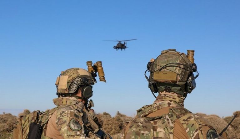 Αυξήσεις και αναδρομικά για 150.000 ένστολους μέσα στις γιορτές – Πόσα θα δουν στους λογαριασμούς τους