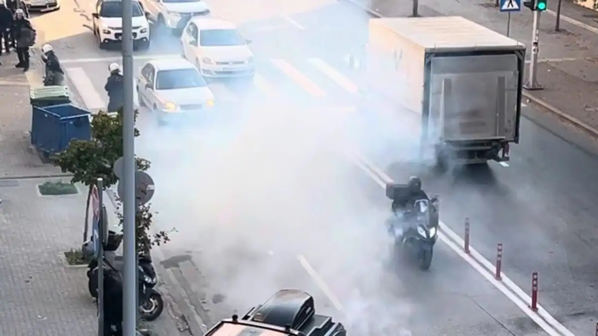 Επεισόδια έξω από τα δικαστήρια Θεσσαλονίκης λίγο πριν τη δίκη για τη δολοφονία Καμπανού – Δύο συλλήψεις