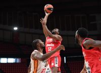 Έπος στο ΣΕΦ: Ο Κόσμος του Ολυμπιακού Σταυροκοπιέται για το Πρώτο Καλάθι του Έβανς [vid]