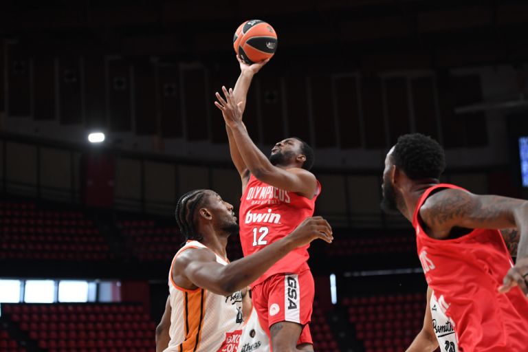 Έπος στο ΣΕΦ: Ο Κόσμος του Ολυμπιακού Σταυροκοπιέται για το Πρώτο Καλάθι του Έβανς [vid]