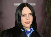 Μπίλι Άιλις: «Δώστε τα Λεφτά σας, Φιλαράκια» – Άβολο Μήνυμα σε Δισεκατομμυριούχους στα WSJ Awards Μπίλι Άιλις: «Δώστε τα Λεφτά σας, Φιλαράκια» – Άβολο Μήνυμα σε Δισεκατομμυριούχους στα WSJ Awards