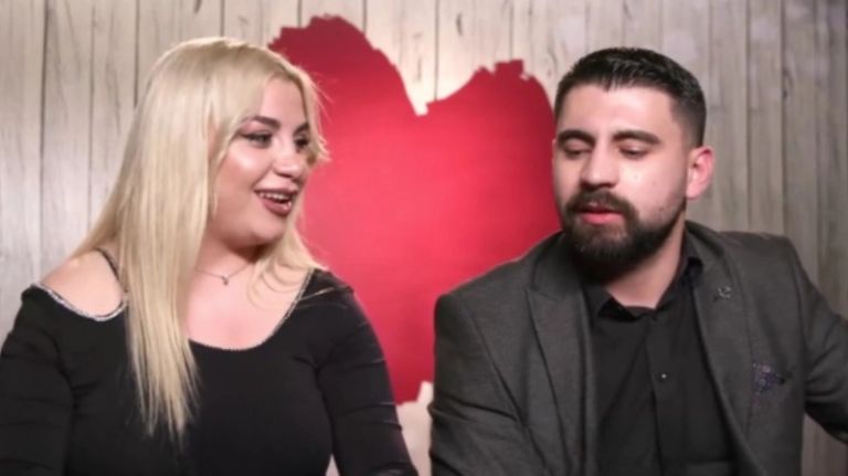 Αμήχανο ραντεβού στο First Dates:Στα πρώτα λεπτά μου λέει είμαι ανεξάρτητη,τι να σου πω εγώ τώρα,με μπλοκάκι;