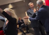 Ο Απόστολος Γκλέτσος ξεσηκώνει το κοινό: Τραγούδι και χορός με τη σύντροφό του σε μαγαζί