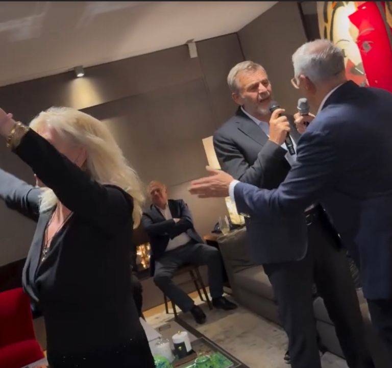 Ο Απόστολος Γκλέτσος ξεσηκώνει το κοινό: Τραγούδι και χορός με τη σύντροφό του σε μαγαζί