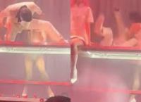 Σοκαριστικό ατύχημα στην πίστα για τον Σάκη Ρουβά: Έπεσε από πλατφόρμα μαζί με τη χορεύτριά του [vid]