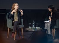 Ιζαμπέλ Ιπέρ: «Κάθε Ρόλος Είναι Άλμα στο Άγνωστο – Αυτό Ακριβώς Αναζητώ»