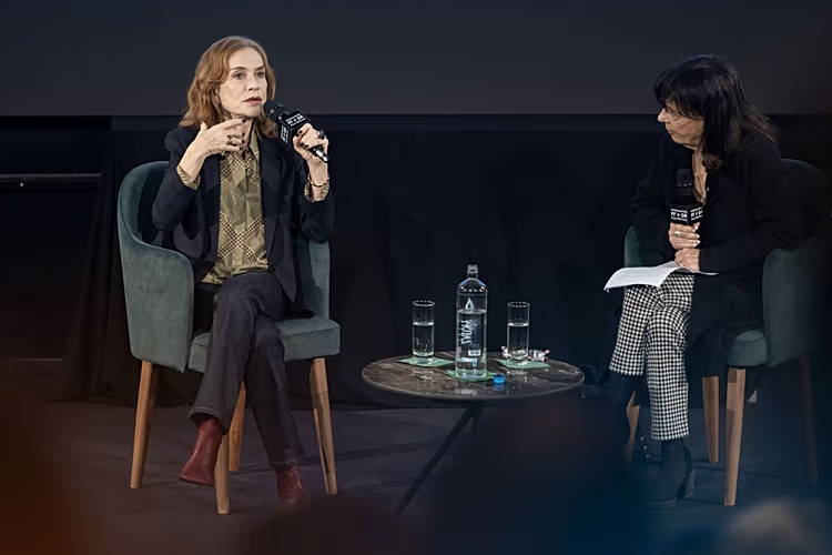 Ιζαμπέλ Ιπέρ: «Κάθε Ρόλος Είναι Άλμα στο Άγνωστο – Αυτό Ακριβώς Αναζητώ»