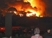 Ιαπωνία: «Τείχος φωτιάς» καταπίνει χωριό – 170+ σπίτια σε στάχτες, 1 αγνοούμενος