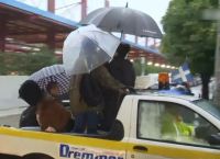 Κακοκαιρία Adel: Πέρασαν στο Μοσχάτο ανθρώπους με καρότσα στο σταθμό του ΗΣΑΠ λόγω βροχόπτωσης