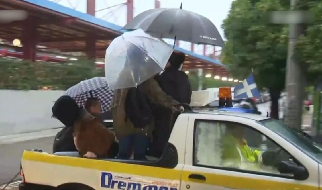 Κακοκαιρία Adel: Πέρασαν στο Μοσχάτο ανθρώπους με καρότσα στο σταθμό του ΗΣΑΠ λόγω βροχόπτωσης