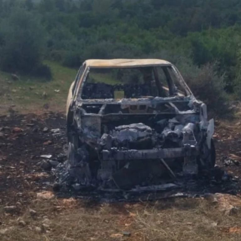 Βοιωτία: Απανθρακωμένος άνδρας βρέθηκε δεμένος σε καμένο αυτοκίνητο–Τα σενάρια που εξετάζει η ΕΛ.ΑΣ.