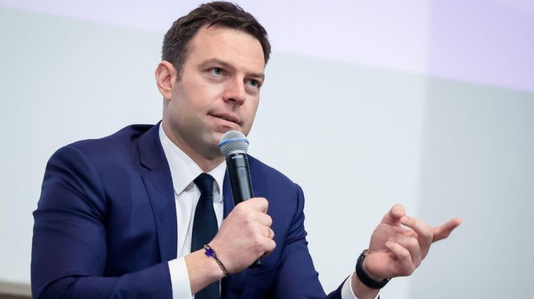 Ο Κασσελάκης Αποκλείει Μητσοτάκη – Η ΝΔ στο Στόχαστρο του Κινήματος Δημοκρατίας!