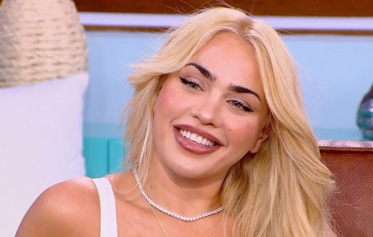 Κόνι Μεταξά: Άλλαξε έγινε μια άλλη! Με νέο look και τον πιο γλυκό «συμπρωταγωνιστή»