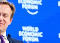 Μπρέντε (WEF): Τρεις Φούσκες Απειλούν τις Αγορές – Crypto, AI και Χρέος