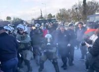 Λάρισα: Ένταση στο μπλόκο των αγροτών – Σήκωσαν στα χέρια οχήματα της ΕΛ.ΑΣ για να περάσουν τα τρακτέρ