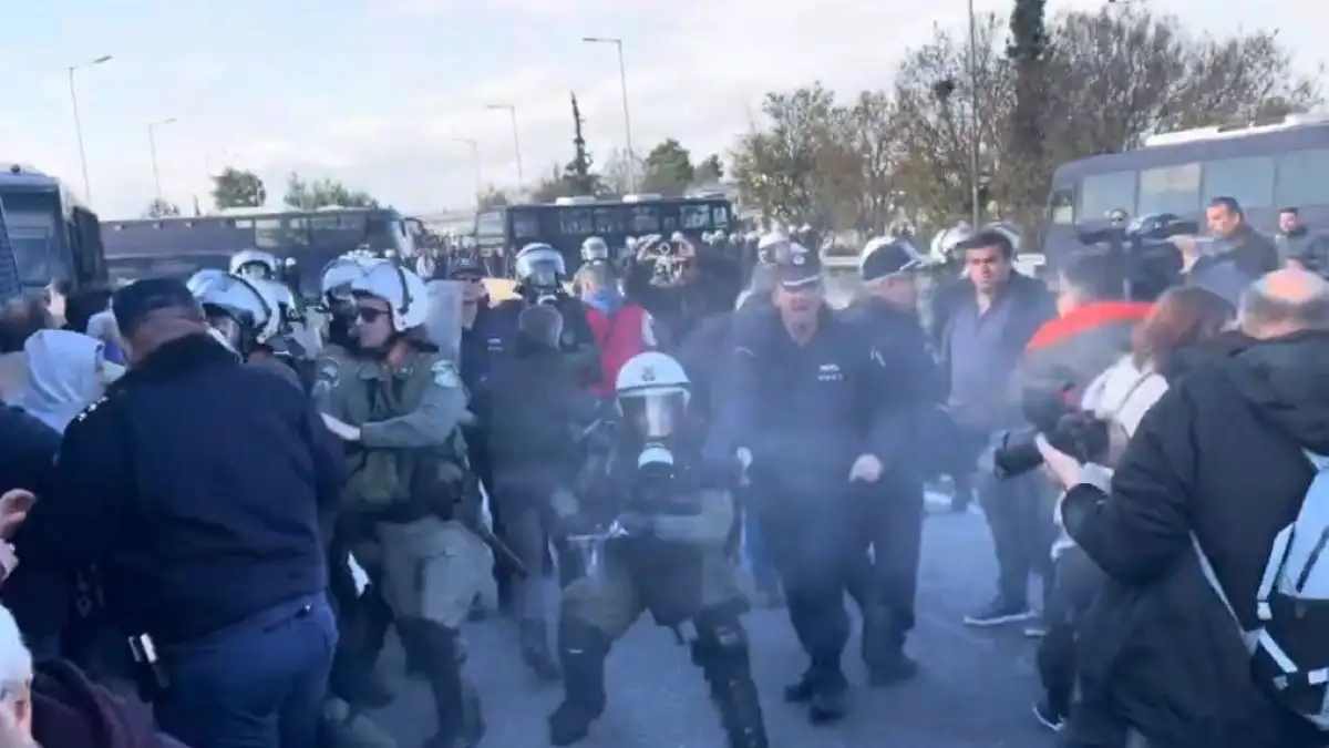 Λάρισα: Ένταση στο μπλόκο των αγροτών – Σήκωσαν στα χέρια οχήματα της ΕΛ.ΑΣ για να περάσουν τα τρακτέρ