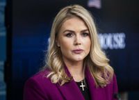 ΗΠΑ: Η Εκπρόσωπος Τύπου του Λευκού Οίκου Κατακεραυνώνει το BBC ως «Μηχανή Προπαγάνδας»