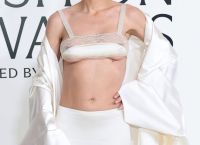 Λίλι Άλεν: Με δαντέλα και… εκρηκτικά μυστικά στο κόκκινο χαλί!