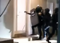 Πάνοπλοι αστυνομικοί σπάνε πόρτα και μπαίνουν σε σπίτι Ρομά-Εξαπατούσαν ηλικιωμένους ως «υπάλληλοι» ΔΕΔΔΗΕ