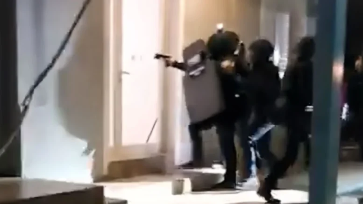 Πάνοπλοι αστυνομικοί σπάνε πόρτα και μπαίνουν σε σπίτι Ρομά-Εξαπατούσαν ηλικιωμένους ως «υπάλληλοι» ΔΕΔΔΗΕ