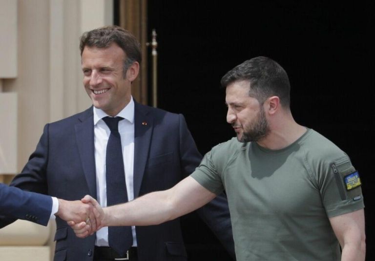 Ο Μακρόν Υποδέχεται τον Ζελένσκι: Η Γαλλία Δίνει Στρατιωτική και Οικονομική Στήριξη στην Ουκρανία!