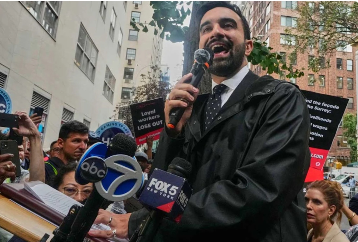 Νέα Υόρκη στις κάλπες: Ο Μαμντάνι φαβορί, αλλά ο Κουόμο απειλεί με ανατροπή