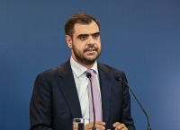 LIVE η ενημέρωση των πολιτικών συντακτών από τον κυβερνητικό εκπρόσωπο, Παύλο Μαρινάκη