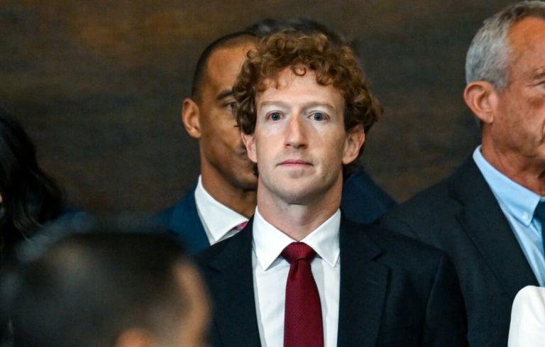 Σεξιστικός ο αλγόριθμος το Facebook: Δείχνει μηχανικούς μόνο σε άνδρες, νηπιαγωγούς μόνο σε γυναίκες