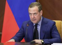 Μεντβέντεφ: «Όσο περισσότερα ξοδεύει η Δύση στο Κίεβο, τόσο περισσότερα εδάφη θα πάρει πίσω η Ρωσία»