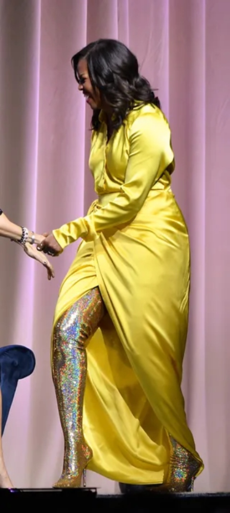 Michelle Obama: Τα χρυσά Balenciaga boots που «έσπασαν» το διαδίκτυο και την ανέδειξαν fashion icon