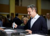 Μητσοτάκης: Ψήφισε στις εσωκομματικές εκλογές της ΝΔ μαζί με τον γιο του – «Γέμισαν οι κάλπες»