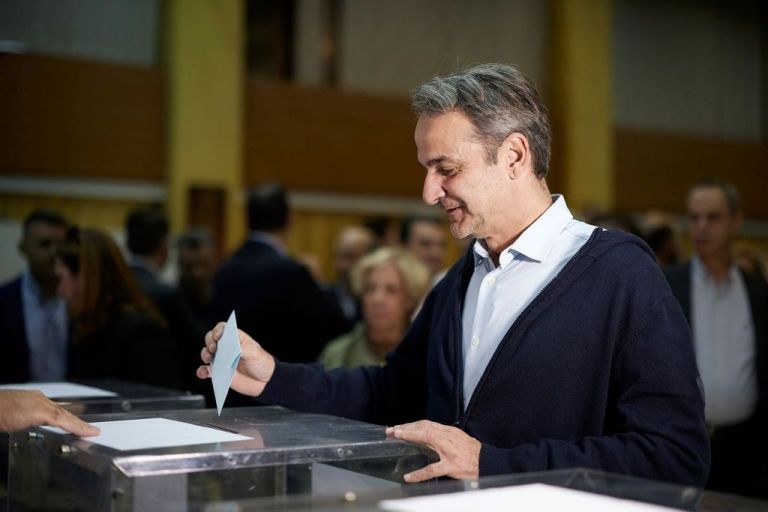 Μητσοτάκης: Ψήφισε στις εσωκομματικές εκλογές της ΝΔ μαζί με τον γιο του – «Γέμισαν οι κάλπες»
