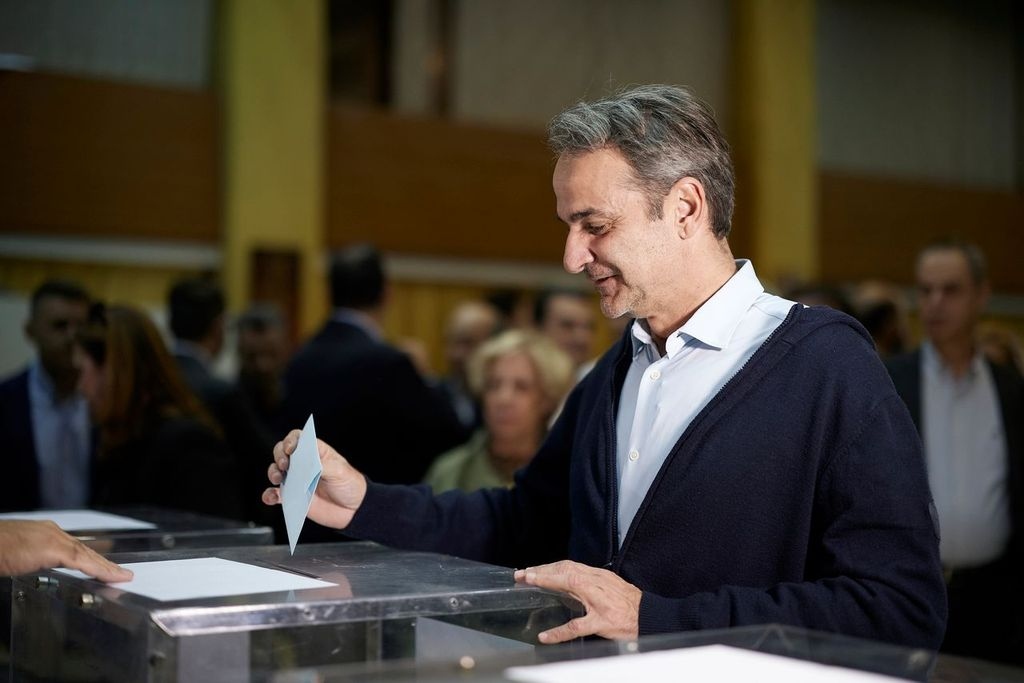 Μητσοτάκης: Ψήφισε στις εσωκομματικές εκλογές της ΝΔ μαζί με τον γιο του – «Γέμισαν οι κάλπες»