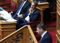 Ο Ανδρουλάκης «στα κάγκελα» – Ο Μητσοτάκης στη γωνία: Ακρίβεια, Χρέη και Πολιτική Αντεπίθεση!