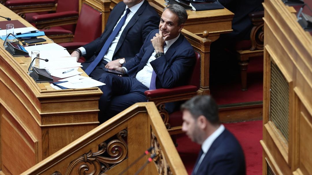 Ο Ανδρουλάκης «στα κάγκελα» – Ο Μητσοτάκης στη γωνία: Ακρίβεια, Χρέη και Πολιτική Αντεπίθεση!