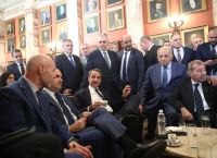 Μητσοτάκης σε βουλευτές της ΝΔ: «Εκλογές μετά τον Μάρτιο του ’27 – Να δούμε ποιος θα… σουβλιστεί»