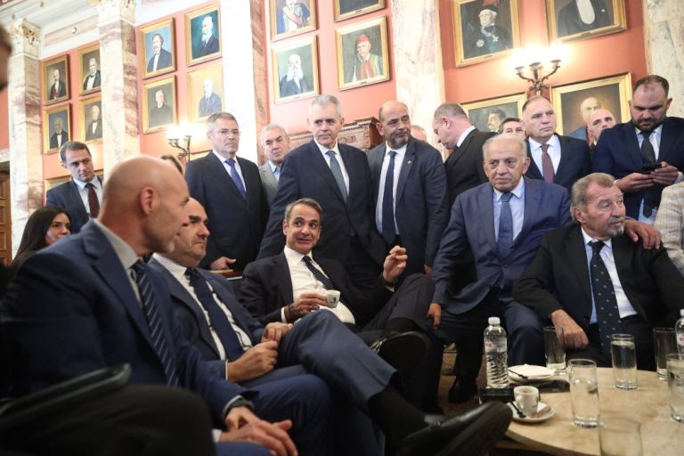 Μητσοτάκης σε βουλευτές της ΝΔ: «Εκλογές μετά τον Μάρτιο του ’27 – Να δούμε ποιος θα… σουβλιστεί»