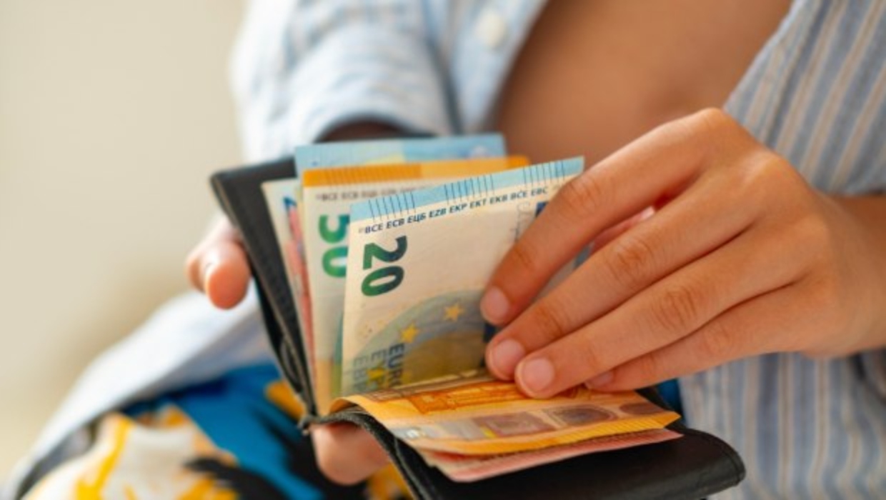 Καταθέσεις σε πτώση: Γιατί λείπουν 46 δισ. ευρώ από τους λογαριασμούς των νοικοκυριών