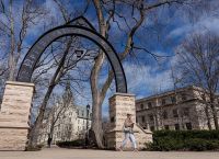 Συμφωνία–σταθμός Northwestern–Τραμπ: Τα 75 εκατ. δολάρια που «ξεμπλοκάρουν» την ερευνητική χρηματοδότηση