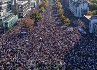 Σερβία: Μητέρα θύματος του Νόβι Σαντ ξεκινά απεργία πείνας μπροστά στη Βουλή – Ένταση στο Βελιγράδι