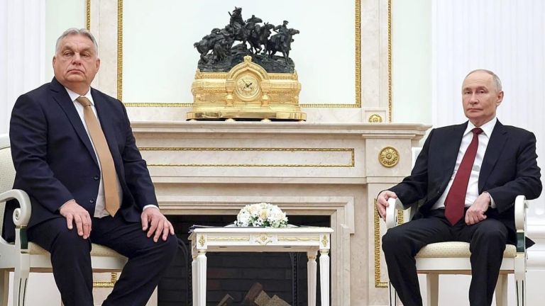 Η επίσκεψη Όρμπαν στη Μόσχα: Σοκ στην ΕΕ, ενέργεια, Πούτιν και το “μεσαίο δάχτυλο” στις Βρυξέλλες