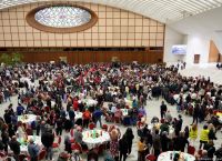 Ο Πάπας Λέων γευμάτισε με 1.300 φτωχούς: Ένα μήνυμα καθολικής αποδοχής από το Βατικανό