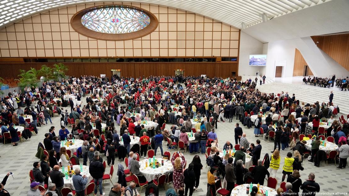 Ο Πάπας Λέων γευμάτισε με 1.300 φτωχούς: Ένα μήνυμα καθολικής αποδοχής από το Βατικανό