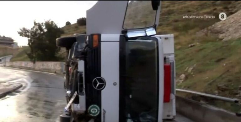 Τροχαίο δυστύχημα με νεκρή στο Πέραμα: Αναποδογύρισε φορτηγό