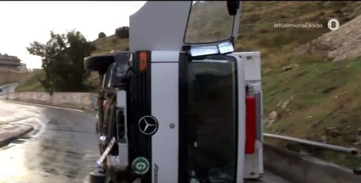 Τροχαίο δυστύχημα με νεκρή στο Πέραμα: Αναποδογύρισε φορτηγό