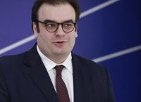 Η Ελλάδα μπλοκάρει την πρόωρη αύξηση ΦΠΑ στα καύσιμα – Κίνδυνος για γεωργία, ακτοπλοΐα και αεροπλάνα!