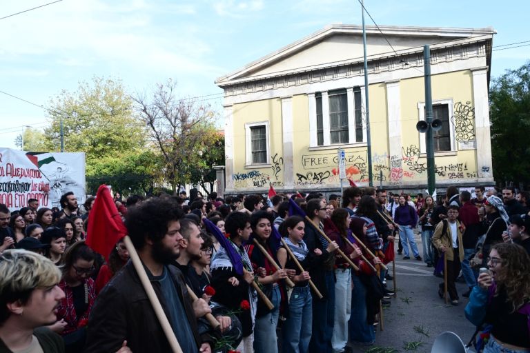 Ένταση πριν την πορεία του Πολυτεχνείου – Μία σύλληψη, 19 προσαγωγές και «φρούριο» η Αθήνα