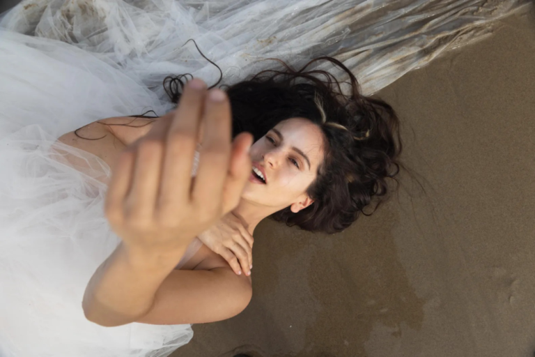 Rosalía: Το «LUX» επαναπροσδιορίζει την ποπ – κι όμως, θυμίζει Björk