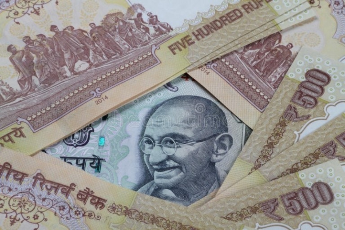 Ινδική ρουπία σε ιστορικό χαμηλό: Οι υψηλοί αμερικανικοί δασμοί πλήττουν την οικονομία